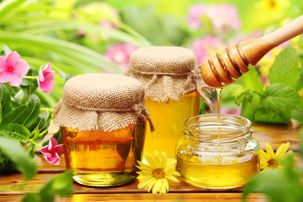 Honig ist ein beliebtes Anthelminthikum, das Parasiten bei Erwachsenen und Kindern beseitigt. 