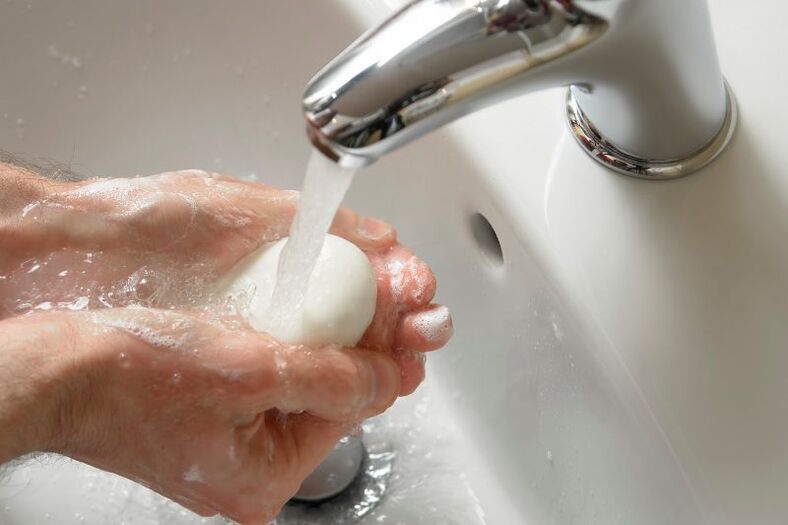 Waschen Sie Ihre Hände mit Seife, um Würmern vorzubeugen